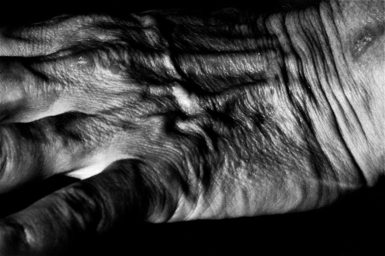 Black and white picture of the hand of an old lady